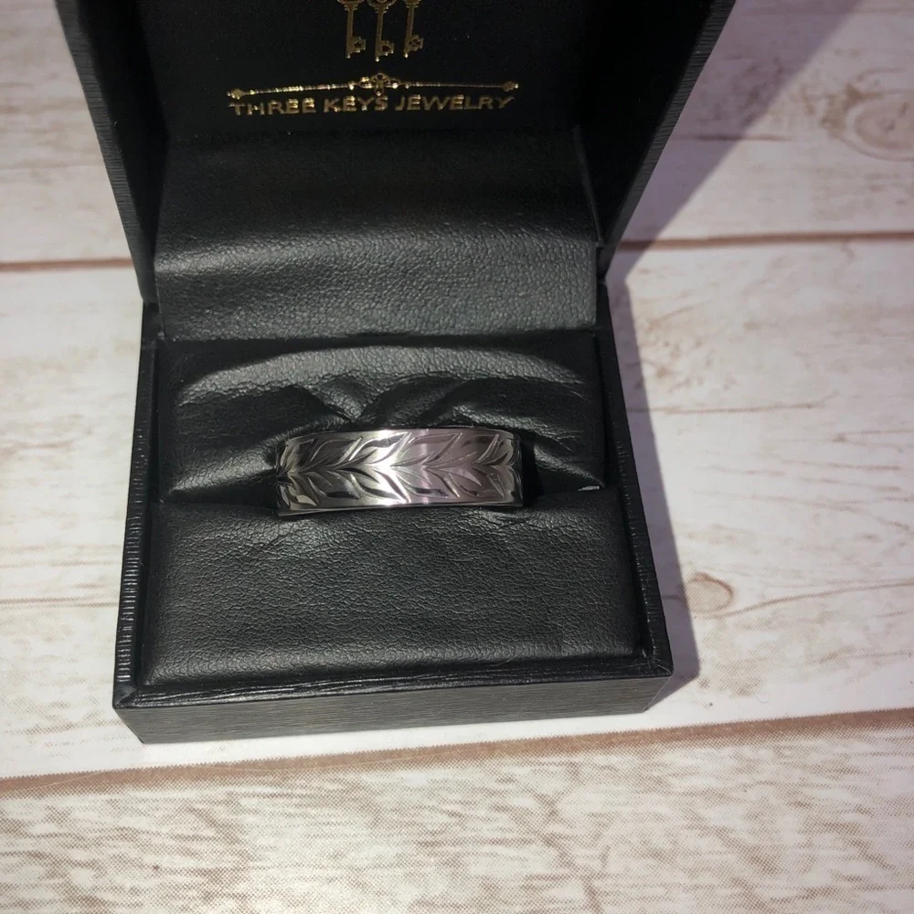 NIB THREE KEYS JEWELRY Engraved Leaves Band Ring
